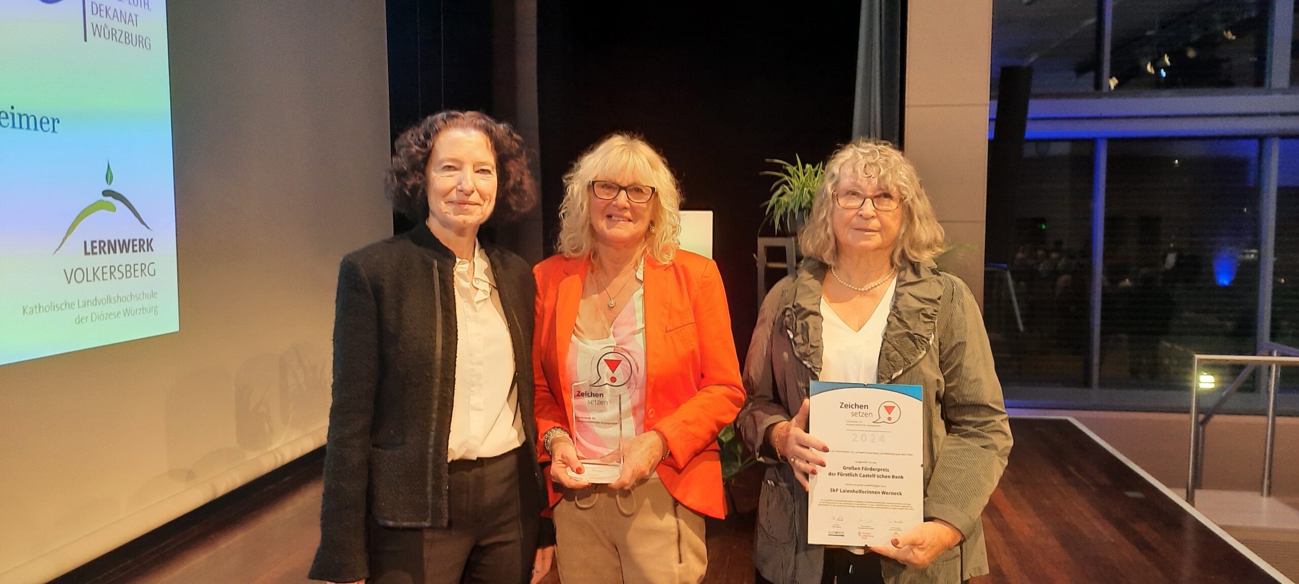 Sabine Finke, Maria-Theresia Rudloff und Brigitte Pfeuffer (v.l.) halten die Urkunde und den Preis in den Händen.