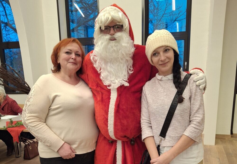 Freuten sich über den Besuch vom Nikolaus: Olena Pletenetska (l.) und Ielizaveta Solodovnikova (r.), langjährige ehrenamtliche Unterstützerinnen im Kinderhaus Ledward.