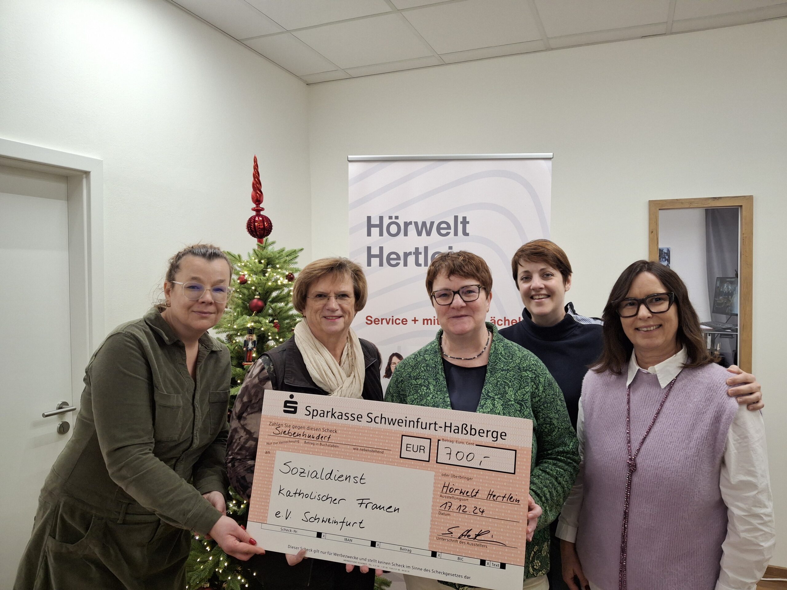 Große Freude herrscht beim SkF Schweinfurt e.V. über die großzügige Spende von Sabine Hertlein und ihrem Team von der „Hörwelt Hertlein“. Unser Foto zeigt v.l.: Melanie Stoll und Klara Weigand (SkF), Sabine Hertlein, Andrea Leypoldt und Johanna Bönninger (Hörwelt Hertlein)